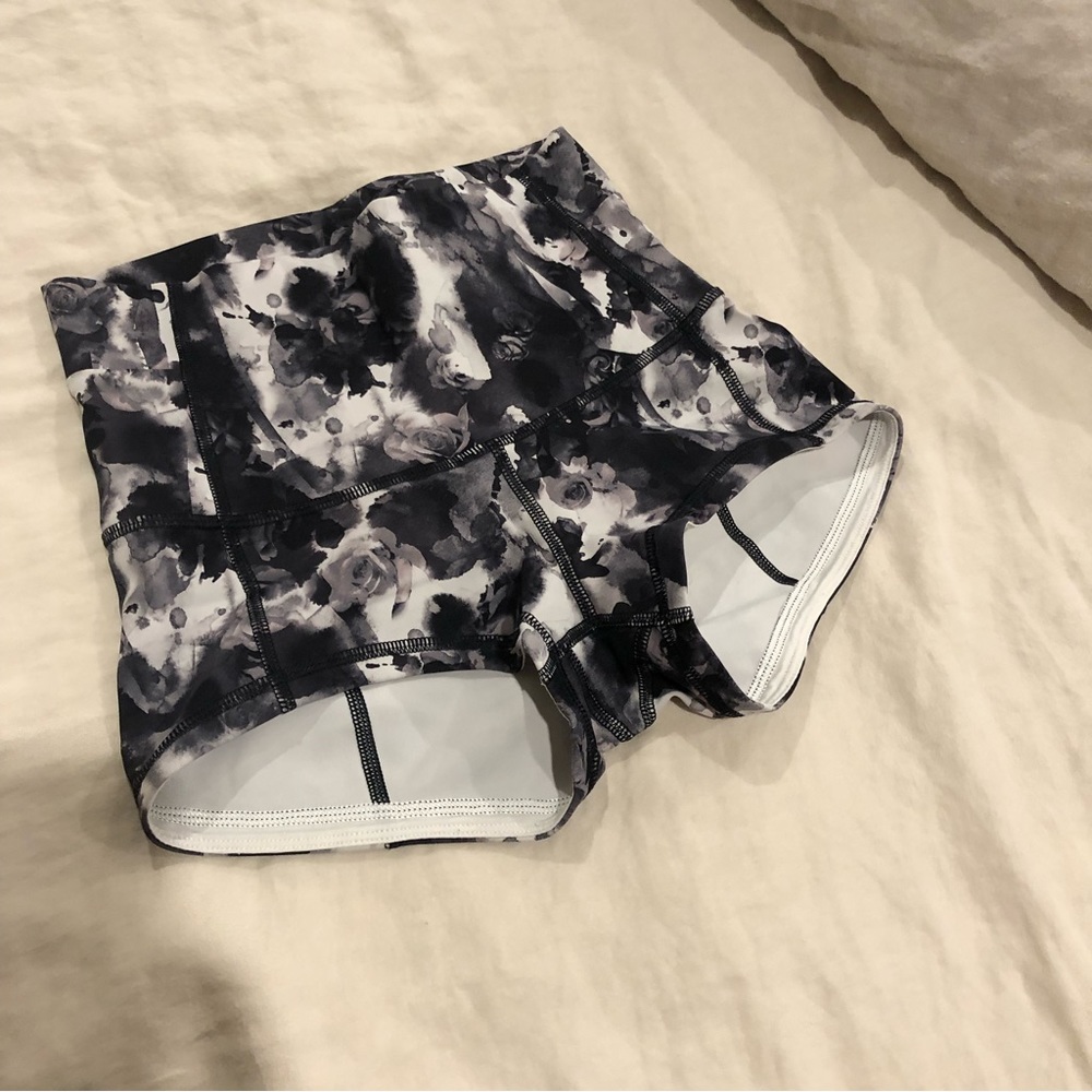 Lululemon Hot Shorts with flower print 4